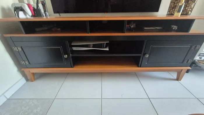Rack de Madeira Maciça com 2P Base Elevada - Apaixone&Decore