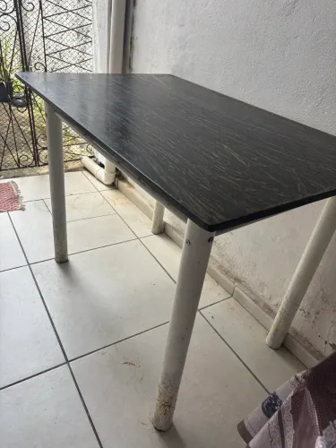 Mesa com pedra de mármore