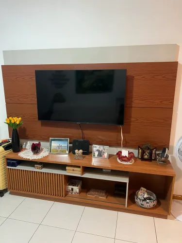 Conjunto Painel de TV Ripado e Rack Moderno - Imbuia / Off-White