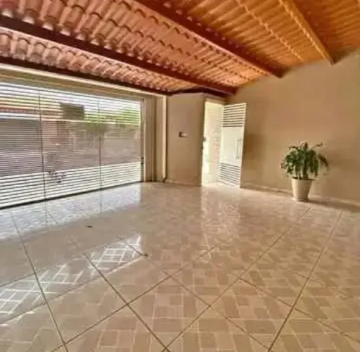 Casa com 2 Quartos e Excelente Iluminação Natural