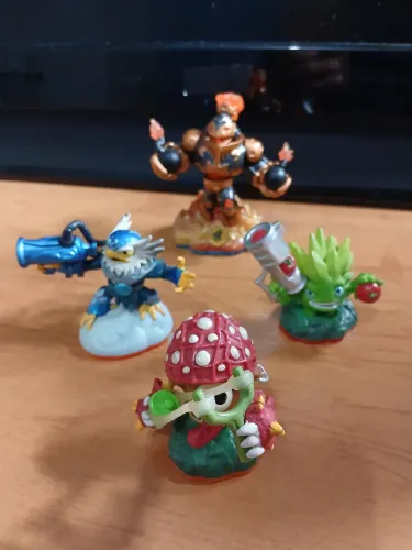  Bonecos Estas figuras são personagens colecionáveis da franquia Skylanders da Activision