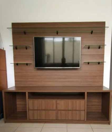 Rack de madeira com painel