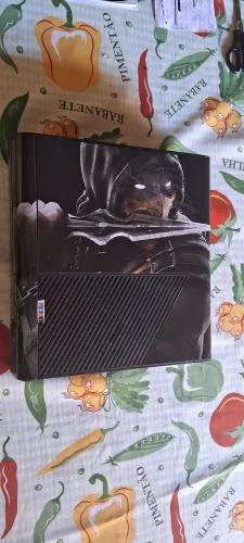 Xbox 360 super slim, desbloqueado RGH, com muita variedade de jogos no HD interno e 5 DVDS