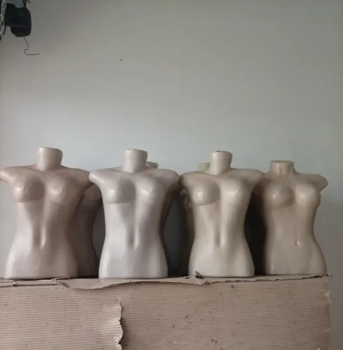 Manequins feminino 1/2 corpo, perna e bumbum usados 