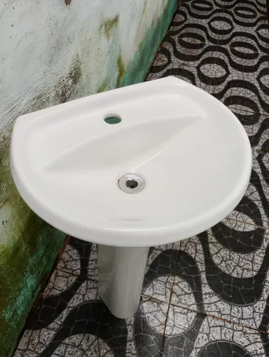 Vendo um lavatório de banheiro com coluna Decca