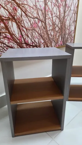 Duas mesas de cabeceira para cama