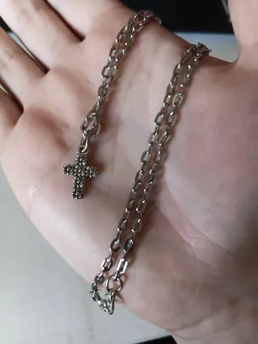 Crucifixo Flores em formato de cruz. NOVO. Aço com banho de ródio. 60 cm por 4 mm.