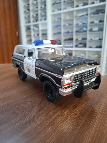 Miniatura Police Motormax 1/24 Ford Bronco Ranger XLT ano 1978