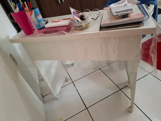 Escrivaninha para estudos/ou mesa para manicure