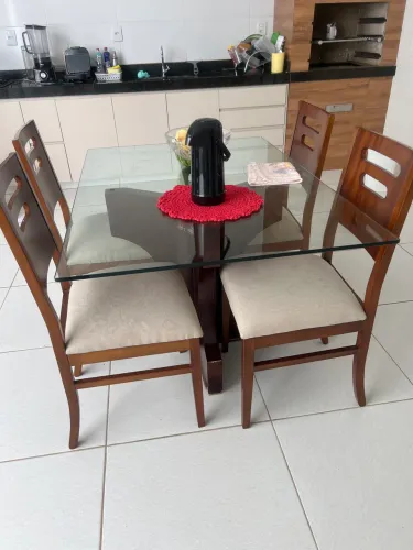Mesa e cadeiras