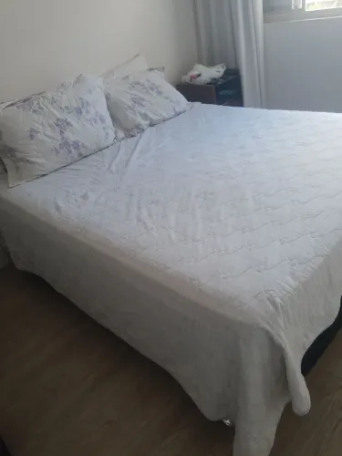 Cama box tamanho Queen com colchão 