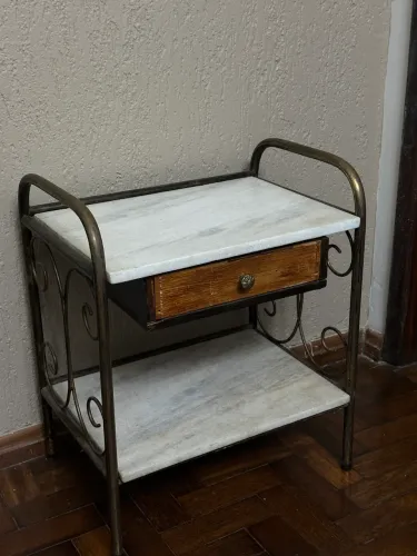 Mesa de cabeceira / Criado mudo