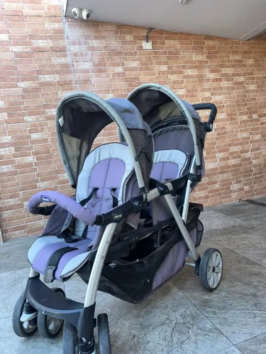 Carrinho de bebê para gêmeos Chicco - confortável e funcional