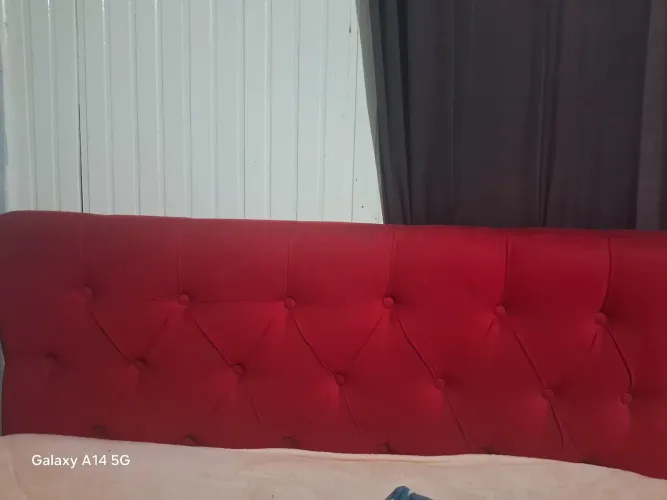 VENDO CABECEIRA COM BAU DE CASAL COR VERMELHA.