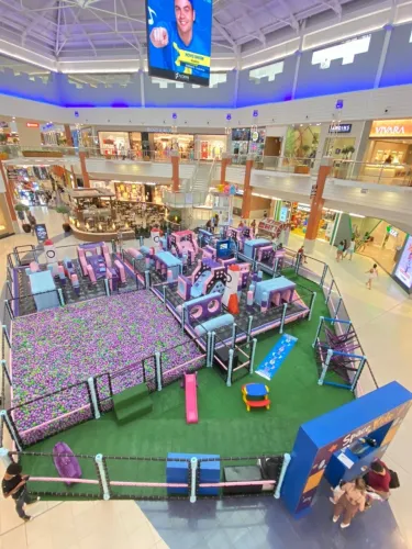 Rapazes para auxiliar em uma montagem de um parque infantil no Pantanal Shopping
