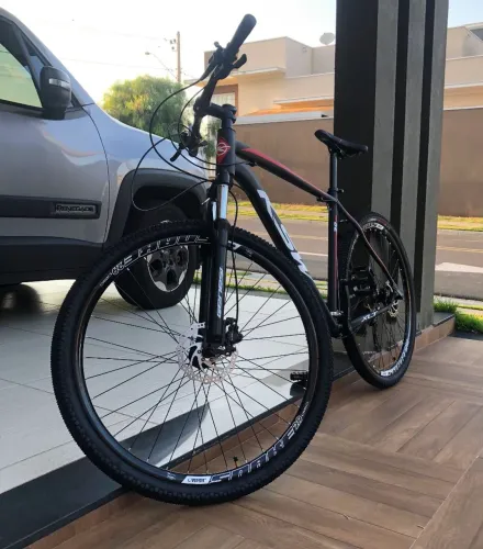 Bicicleta 29 Shimano Altus 27v Quadro 21<br><br>Hidráulico E Trava K7