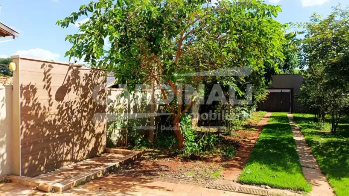 Casa com excelente localização, próximo faculdades.