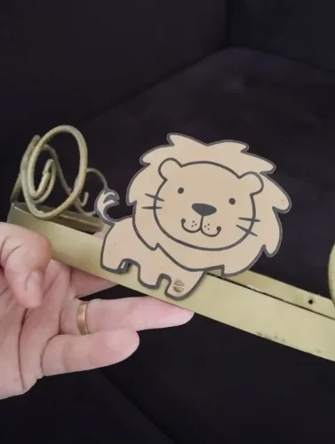 Dossel dourado para berço