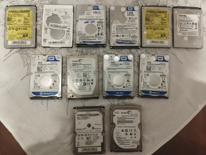HD,s de notebook: 6 de 1TB, 4 de 500GB, 1 de 320GB e 1 de 250GB