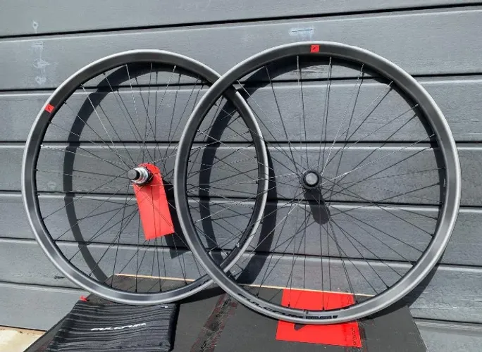 Rodas FULCRUM RED ZONE CARBON: A Engenharia Italiana no Topo do Pódio