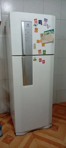 Geladeira frosfri eletro lux Df 52 gigante funciona esfria mais não gela