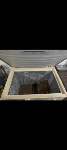 Frize de uma porta gelando perfeitamente.