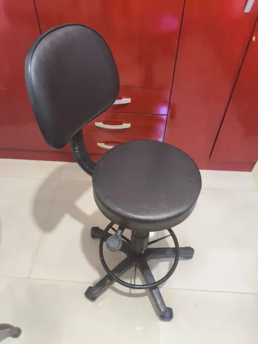 Cadeira mocho giratória preta