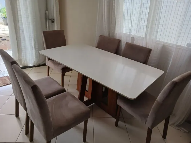 Mesa com 6 cadeiras