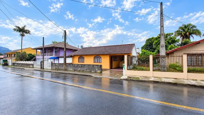 Casa plana com 03 quartos e piscina nos fundos, garagem coberta (escriturada)