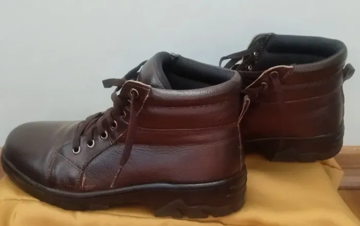 Bota de couro masculina