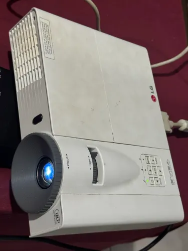 Projetor LG 2800 lumes faz um telao