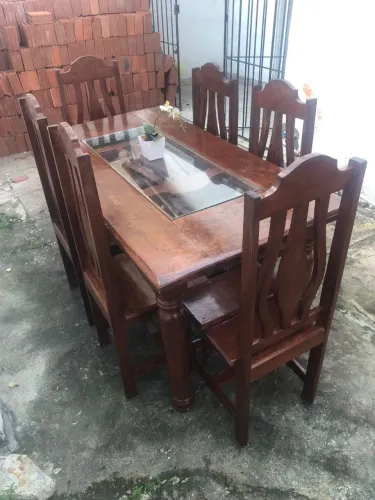 Mesa de madeira angelim pedra semi nova com seis cadeiras pra vim buscar aqui em prazeres