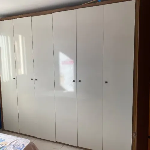 Guarda-roupa grande com espelho  