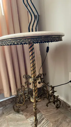 Mesa de Canto/Lateral com Tampo de Granito Crema Marfil e Base de Metal Trabalhado