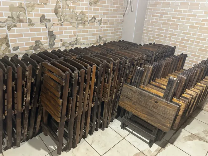 Vende se conjunto de mesa e cadeira de madeira