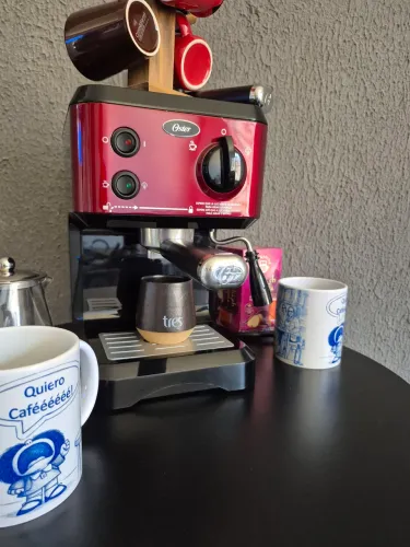 Cafeteira Expresso Oster Cappuccino (Modelo BVSTECMP65R) na cor vermelha metálica.