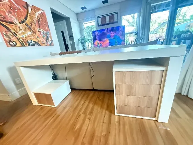 Mesa escritório em madeira  com gaveteiros e cadeira 