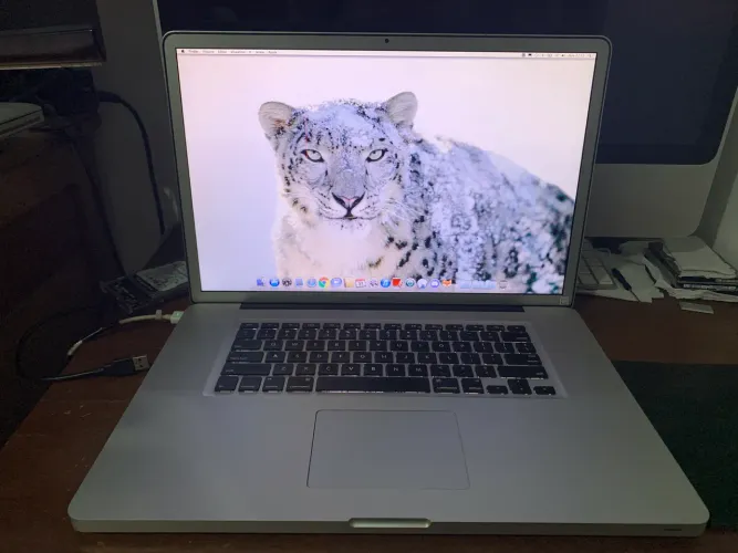 Macbook pro 17 2011 com detalhes 