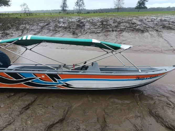 Vende-se essa voadeira com motor 40HP 2TP