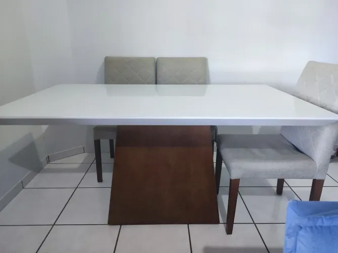 Mesa de madeira para 6 cadeiras