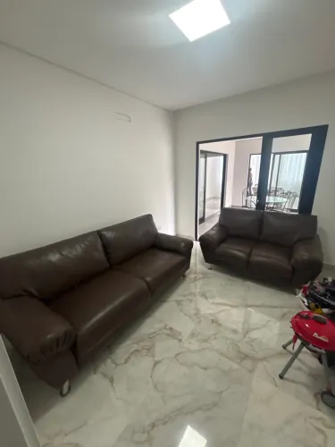 Conjunto sofá couro marrom