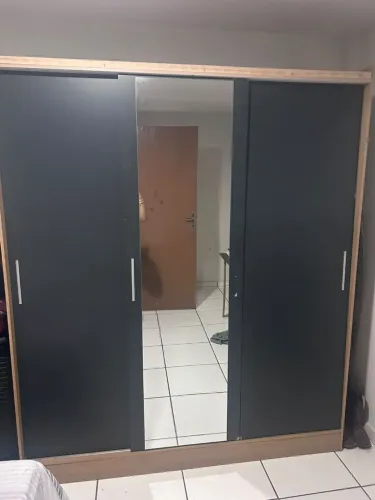 Guarda roupa com espelho