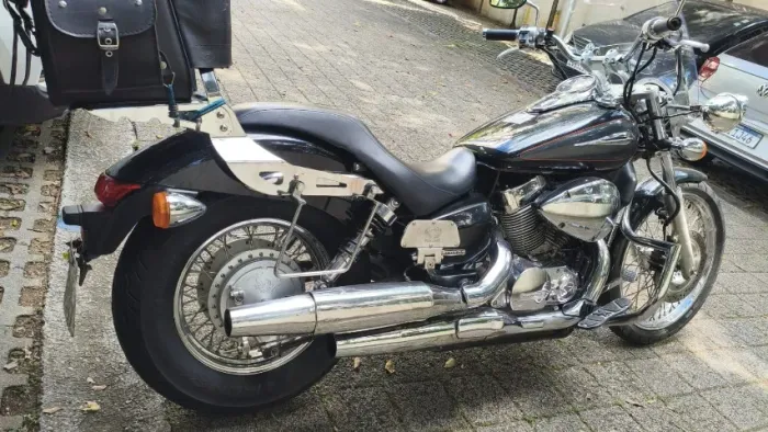 Honda Shadow 750cc, com vários acessórios