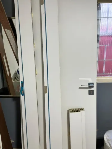 porta interna em pvc padrão branca semi-nova acompanhada de batentes