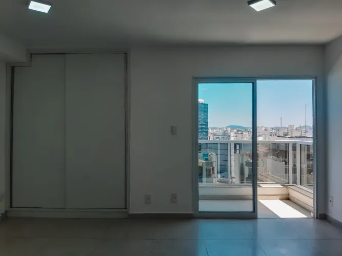 Studio com planejados no Centro para locação