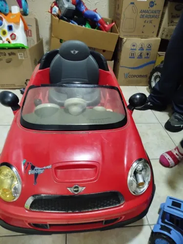 Carrinho elétrico com controle remoto, pode ser usado sem o controle também. Ótimo estado.