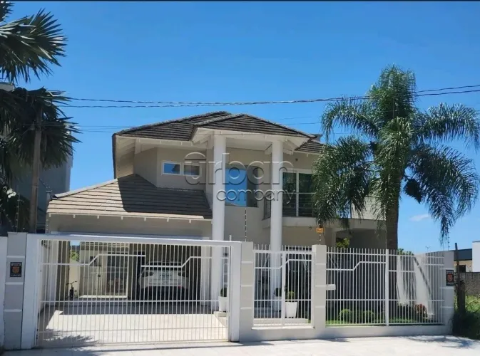 Casa de Alto Padrão com Piscina e Quiosque 250m²