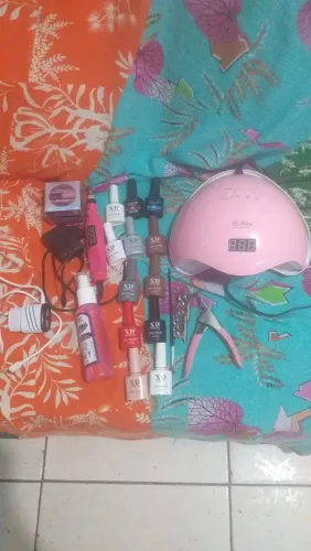 Vendo fazer unha em gel