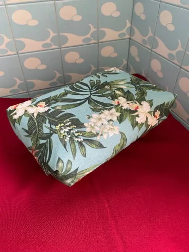 Banquinho com pés de madeira