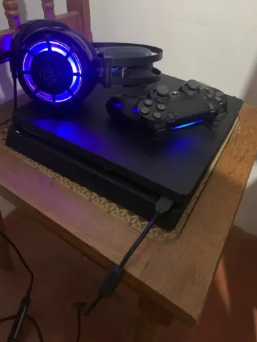 Vendo PS4 Slim 1TB (Semi novo)